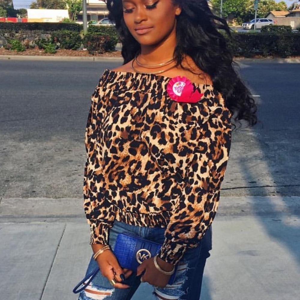 Off shoulder cheetah print top ❤️